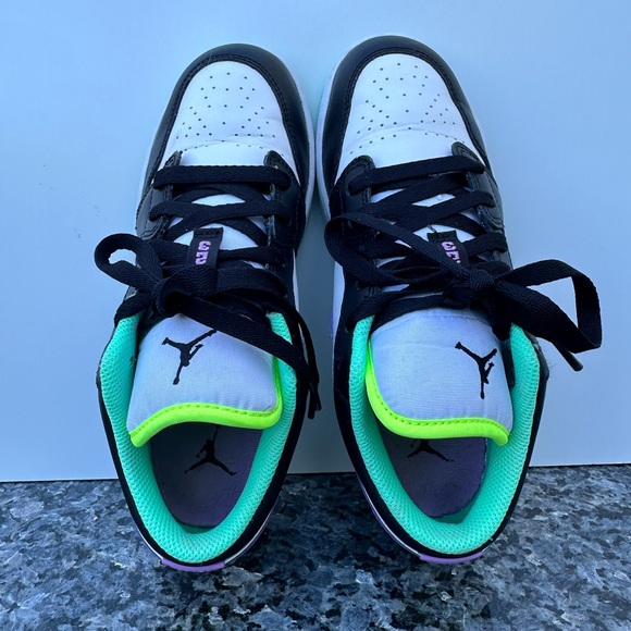 Nike 4.5 Air Jordan 1 Low GS Green Glow Violet Shock Authentic 553560-151 Unisex - Picture 7 of 11